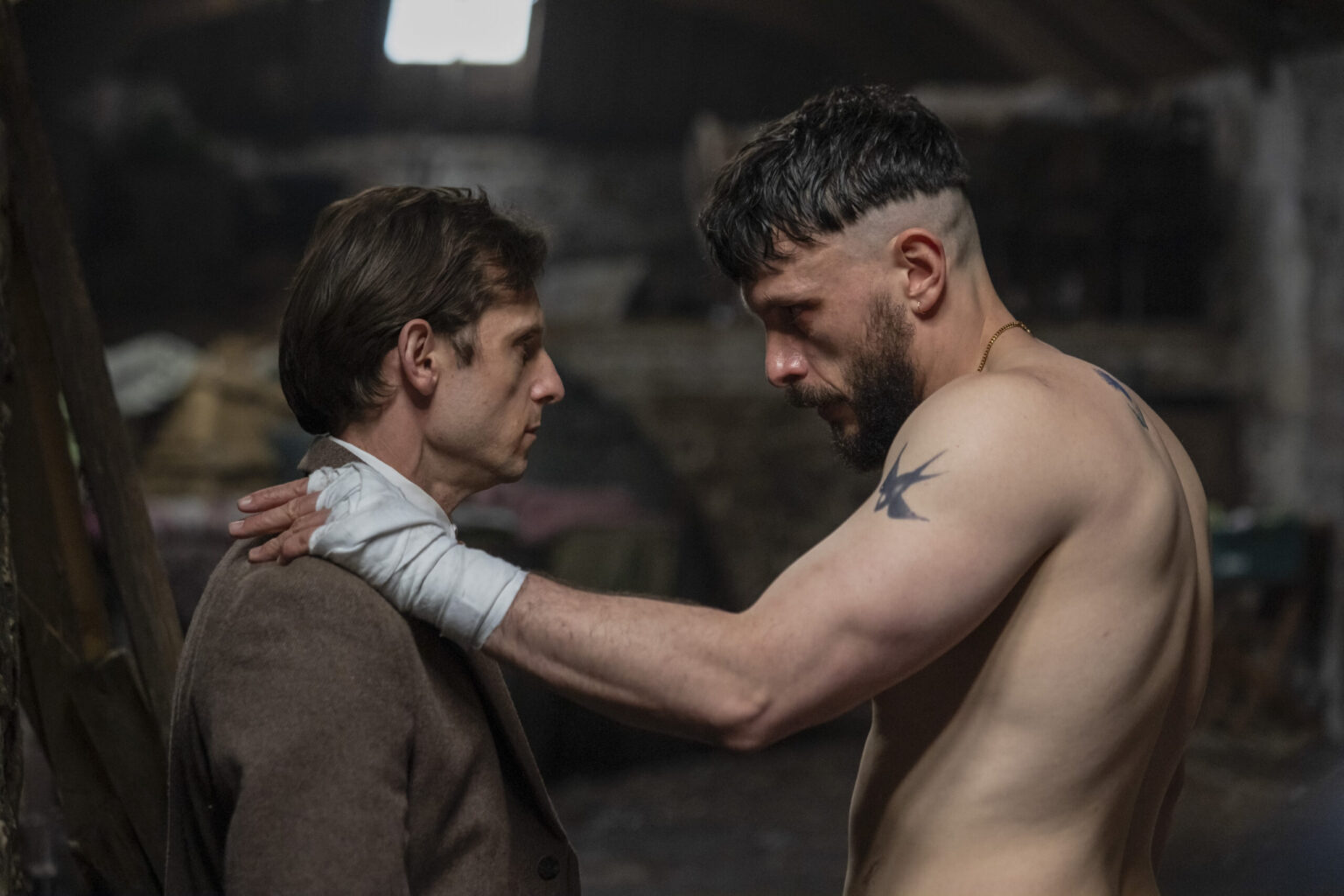 BBC e HBO divulgam imagens inéditas da série Half Man de Richard Gadd