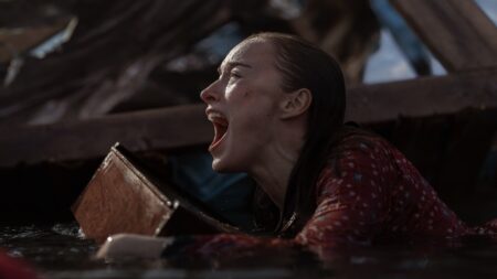 Novo nome e trailer do filme de tubarão com Phoebe Dynevor na Netflix