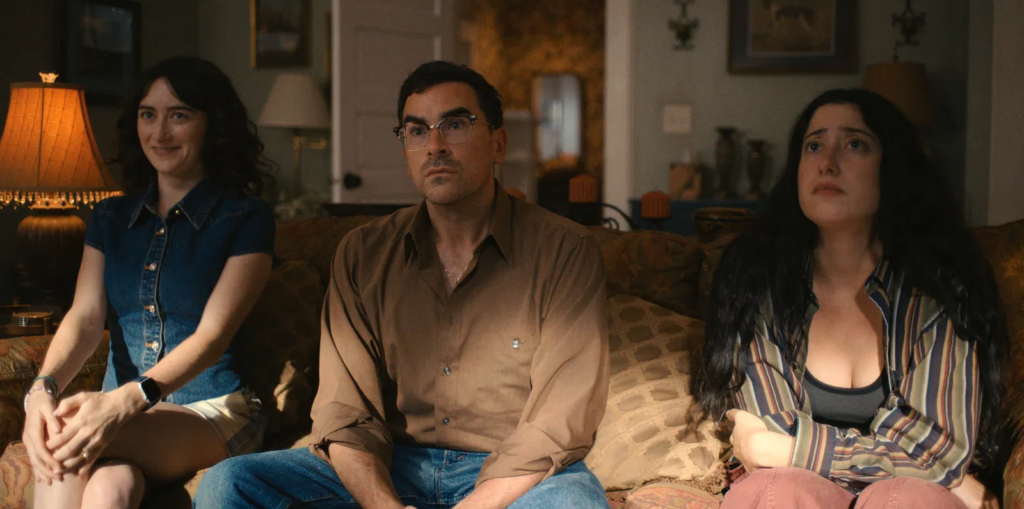 Dan Levy e Taylor Ortega enfrentam confusão por colar roubado em série da Netflix