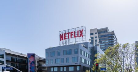 Netflix perde disputa pela Warner Bros.; mercado financeiro reage positivamente Netflix perde disputa pela Warner Bros.; mercado financeiro reage positivamente