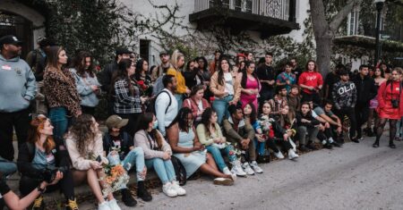 Moradores de Bloomfield disputam exibição de Halloween em série da HBO