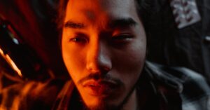 Phoebe Dynevor estrela filme de tubarão ‘Thrash’ em primeira imagem da Netflix