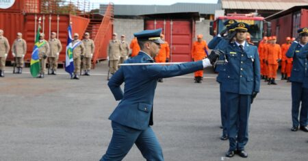 Dan Levy e Taylor Ortega enfrentam confusão por colar roubado em série da Netflix