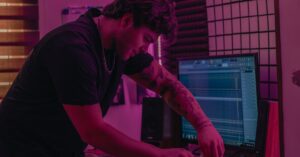 Compositor de Euphoria critica série em post cheio de palavrões