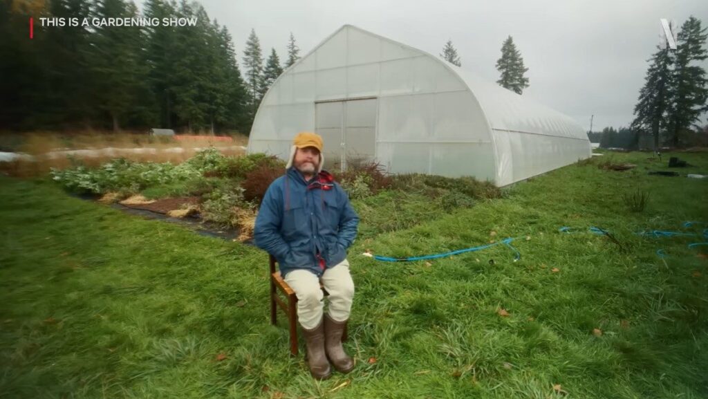 Ator de Hollywood estreia série cômica sobre jardinagem no Vale de Comox