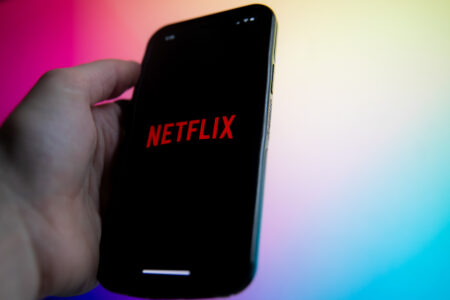 Análise: série da Netflix ‘Something Very Bad Is Going To Happen’ deixa a desejar