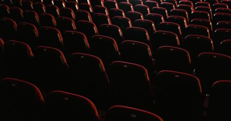 Filme de Sydney Sweeney fracassa no cinema, mas lidera lançamentos da HBO