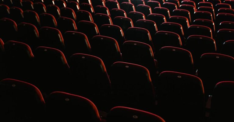 Filme de Sydney Sweeney fracassa no cinema, mas lidera lançamentos da HBO