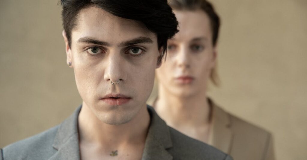 Sacha Baron Cohen e Rosamund Pike estrelam o filme ‘Ladies First’ da Netflix