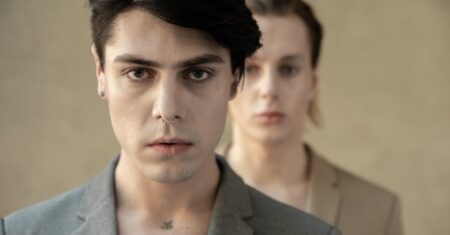 Sacha Baron Cohen e Rosamund Pike estrelam o filme ‘Ladies First’ da Netflix