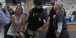 Noah Wyle manifesta preocupação após edição silenciosa de episódio crítico da HBO sobre ICE Noah Wyle manifesta preocupação após edição silenciosa de episódio crítico da HBO sobre ICE