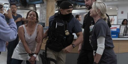 Noah Wyle manifesta preocupação após edição silenciosa de episódio crítico da HBO sobre ICE Noah Wyle manifesta preocupação após edição silenciosa de episódio crítico da HBO sobre ICE