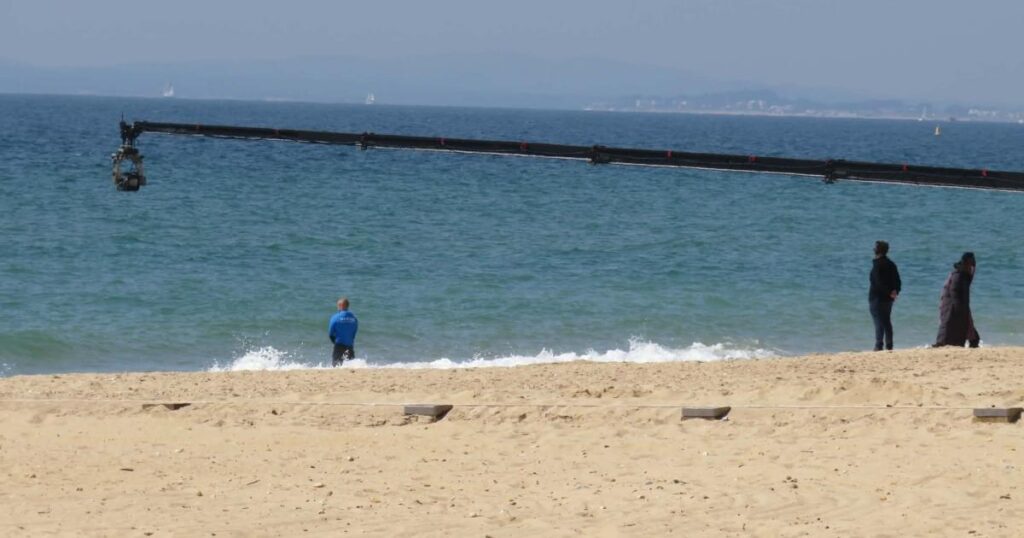 Equipe da Netflix inicia filmagens na praia de Southbourne