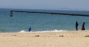 Equipe da Netflix inicia filmagens na praia de Southbourne