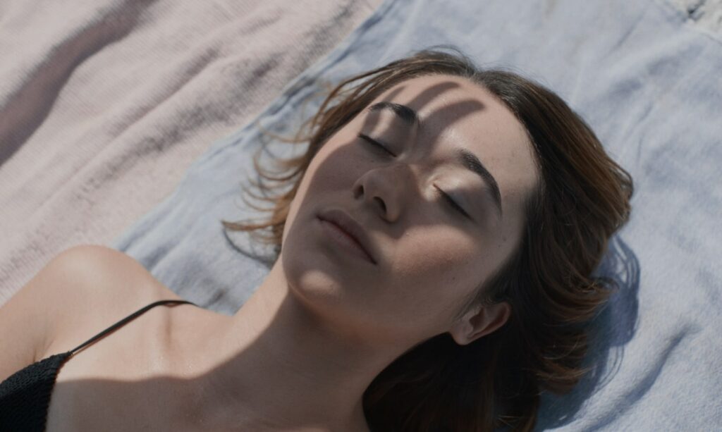 Lucia Alenar Iglesias aborda traumas familiares no trailer de Forastera