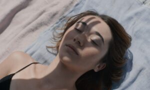 Lucia Alenar Iglesias aborda traumas familiares no trailer de Forastera