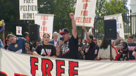 Netflix adquire quatro documentários de festivais, incluindo ‘Free Leonard Peltier’