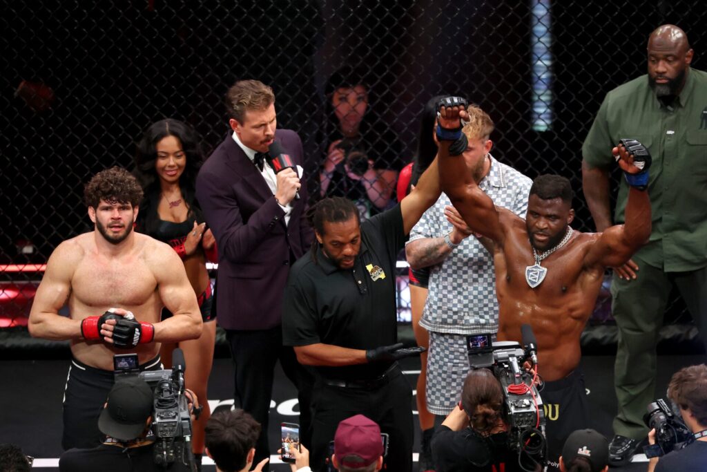 Francis Ngannou recebe bolsa muito maior que Philipe Lins no evento MVP da Netflix Francis Ngannou recebe bolsa muito maior que Philipe Lins no evento MVP da Netflix