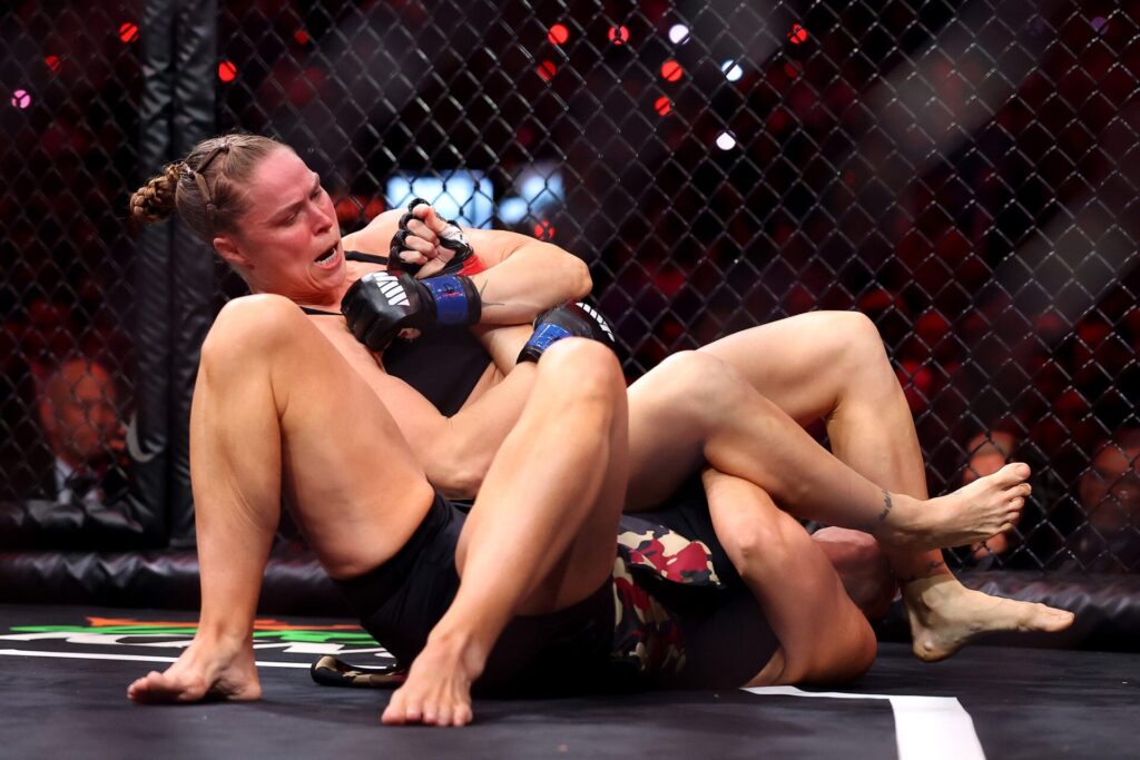 Ronda Rousey vence Gina Carano por finalização em 17 segundos na Netflix