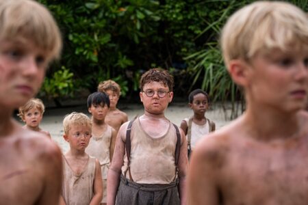 Nova adaptação de ‘Senhor das Moscas’ na Netflix destaca a gentileza em vez da violência