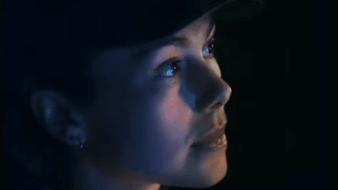 Phoebe Bridgers aparece ao lado de Robert Pattinson no trailer de Primetime