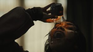 Novo trailer de Evil Dead Burn revela terror brutal em casa de família Novo trailer de Evil Dead Burn revela terror brutal em casa de família