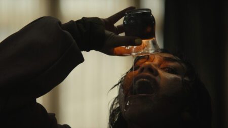 Novo trailer de Evil Dead Burn revela terror brutal em casa de família Novo trailer de Evil Dead Burn revela terror brutal em casa de família